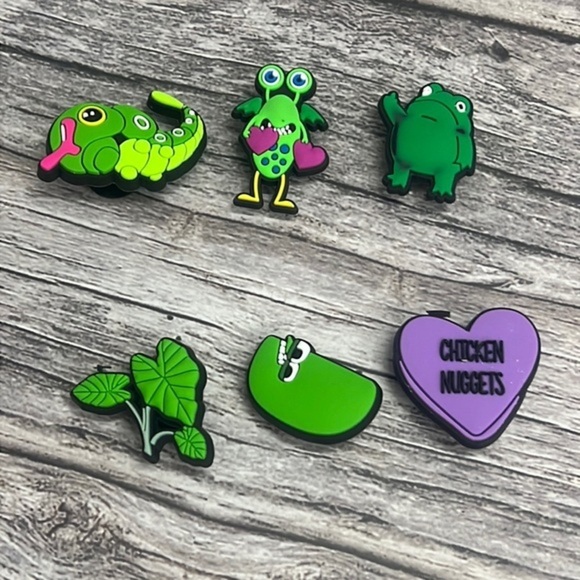 6 Random Shoe Charm Crocs - Picture 1 of 8